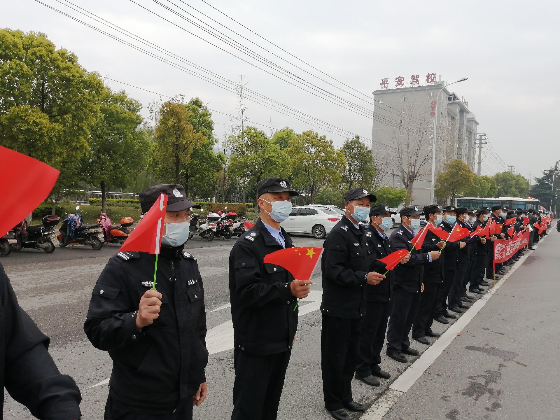 百佳物業(yè)黨支部組織公司黨員、入黨積極分子和百佳物業(yè)的佳人們?yōu)樵鹾厢t(yī)療隊(duì)送行