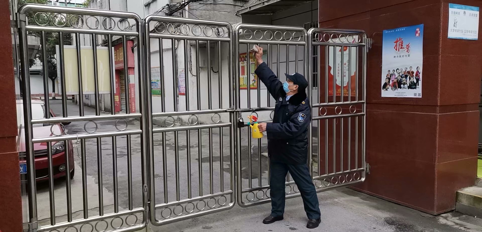 百佳保安教育系統(tǒng)員工堅(jiān)守崗位，每天對(duì)校區(qū)進(jìn)行消殺毒工作，協(xié)助校方開展防疫抗疫工作
