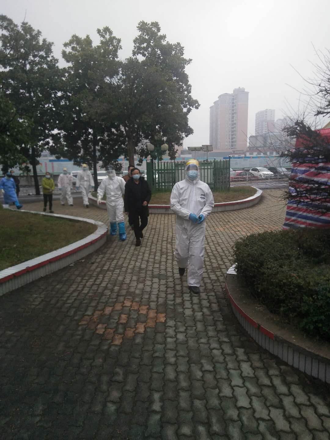 浠水縣人民醫(yī)院保安在疫情期間，擔(dān)負(fù)著感染科及整個(gè)院區(qū)的安保任務(wù)，承擔(dān)著護(hù)送病人檢查、送餐、各區(qū)域消殺毒等重要工作